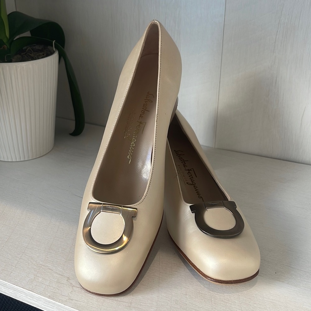 Vintage Ferragamo, tan cream pump, like new